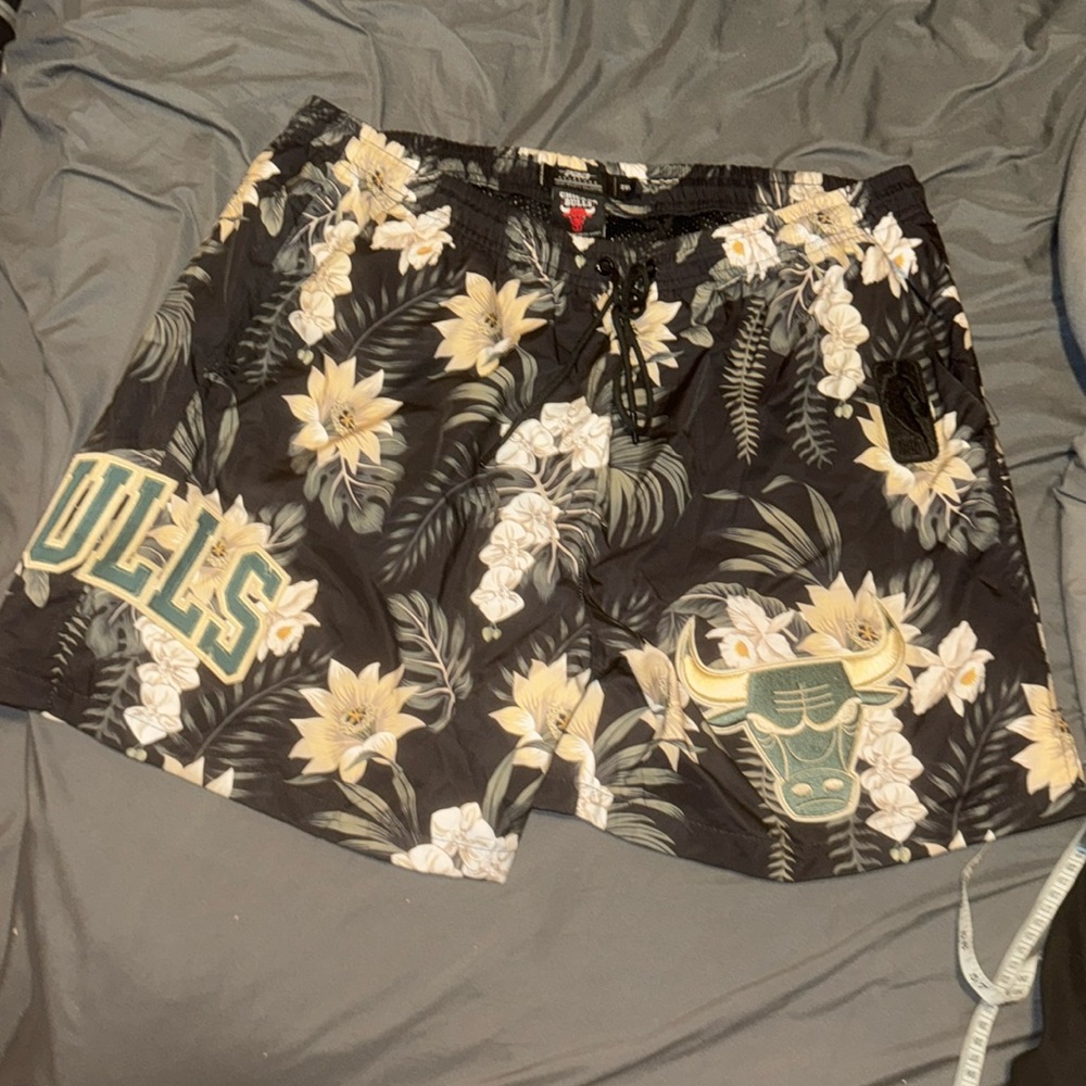 Pro Standard 2XL Chicago Bulls Floral Swimming Trunks